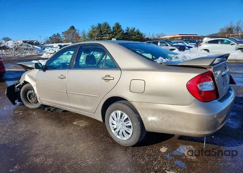 2004 Toyota Camry Le z USA, uszkodzony, nr VIN 4T1BE32K44U266657
